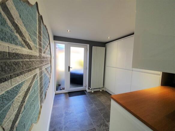 4 Chatsworth Crescent - hallway.jpg