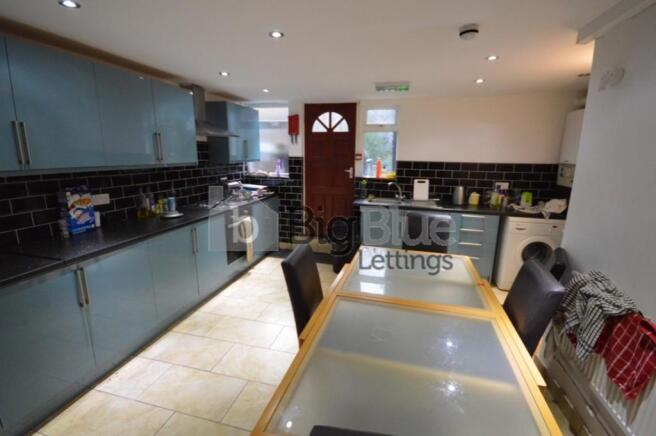 6 bed House Share to rent Image 8
