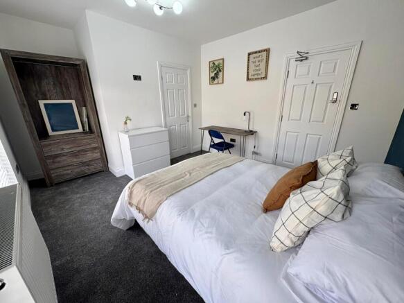 4 bed House to rent Image 7