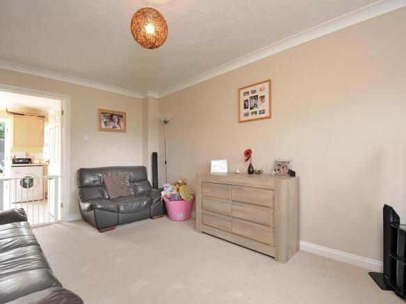 Living room (b)