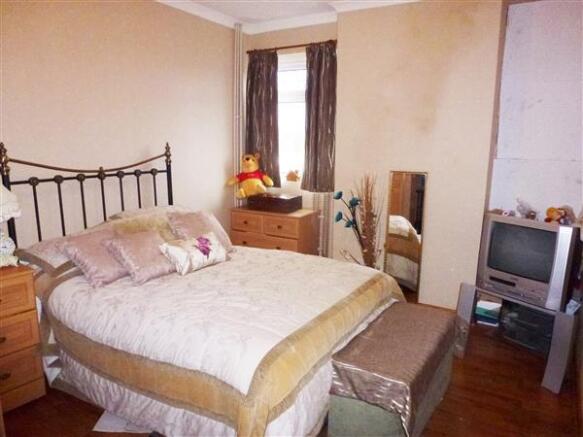 BACK BEDROOM 2 :