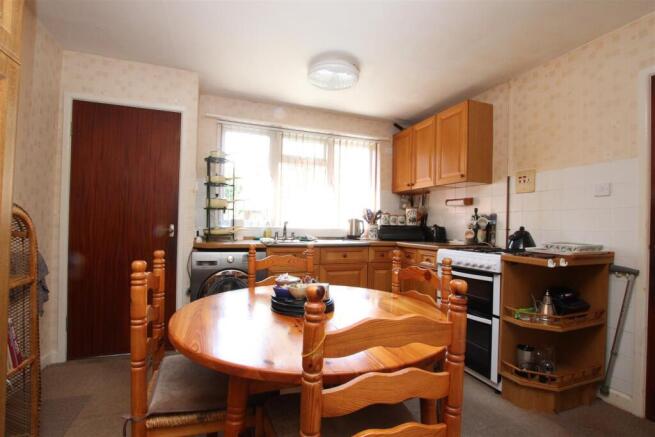 Kitchen_.JPG
