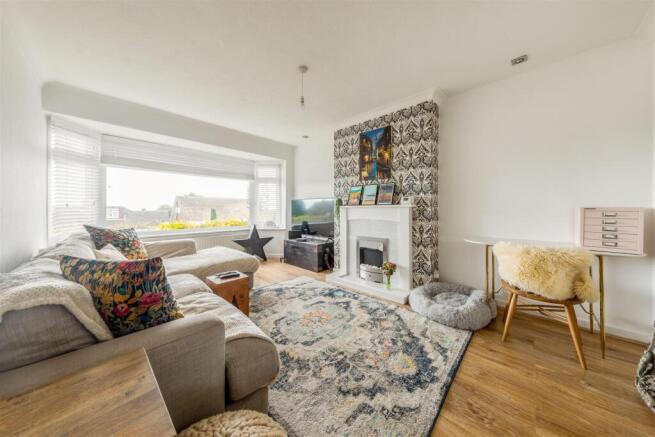65 Holmbush Way-6.jpg