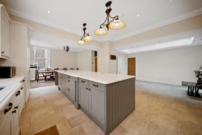 8 bed Detached for sale Image 8