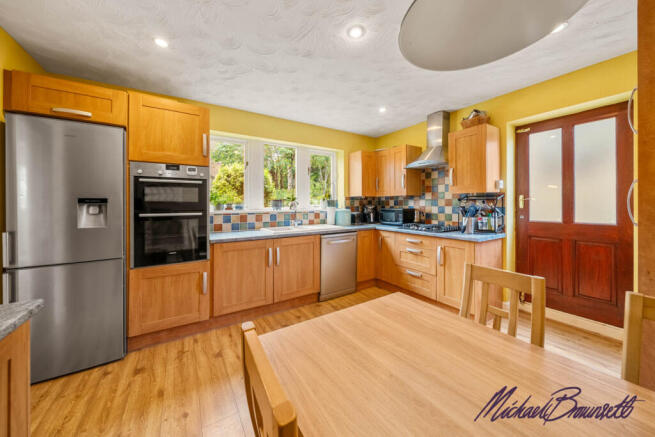 4 bed Detached for sale Image 11
