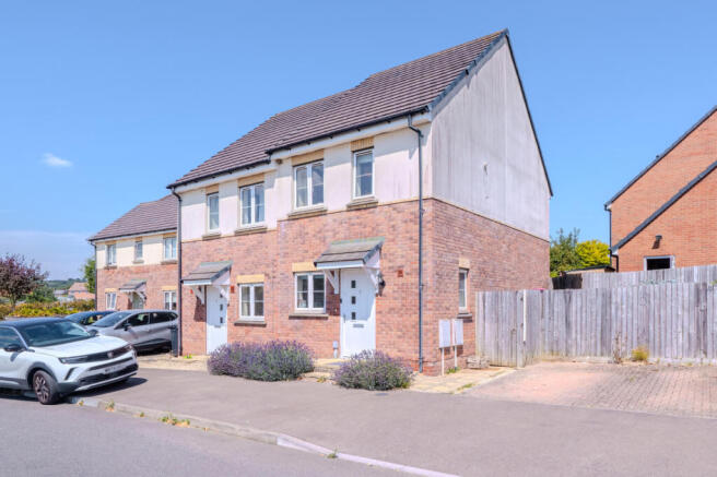 A TWO DOUBLE BEDROOM HOME WITH A CORNER PLOT GARD