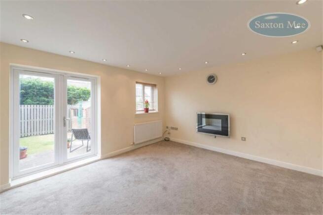 WELL PROPORTIONED LOUNGE