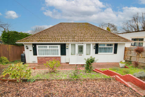 Sholing! Beautifully Presented! Impressive Garden!