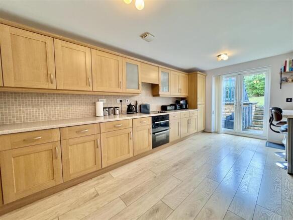 5 bed Detached for sale Image 6