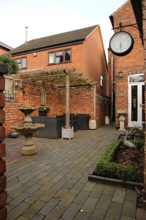 GARDEN SEATING AREA