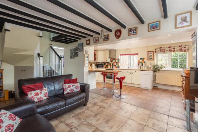 4 bed Semi-Detached for sale Image 5