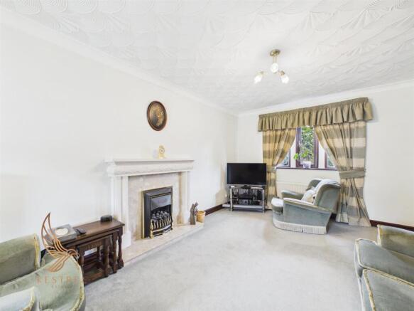 5 bed Detached for sale Image 4