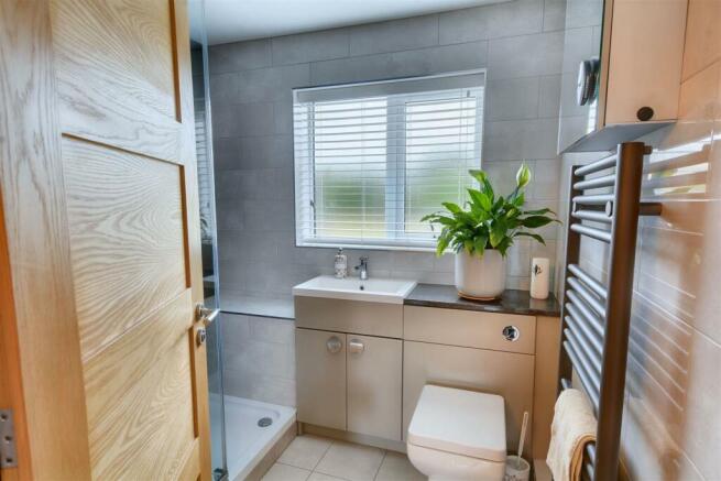 FAMILY SHOWER ROOM