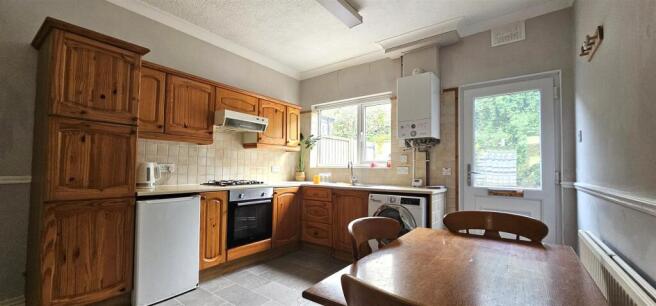 2 bed Terraced to rent Image 5