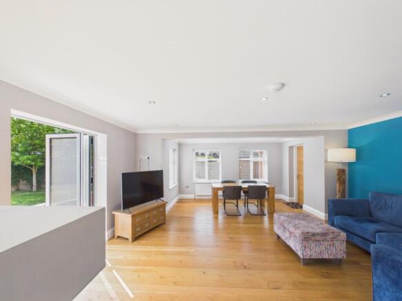 5 bed Detached for sale Image 6