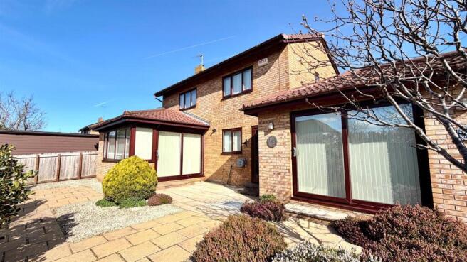 ENCLOSED LANDSCAPED REAR GARDEN