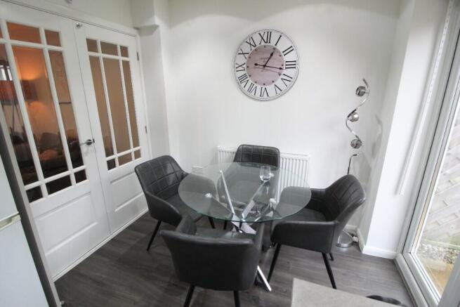 2 bed Terraced to rent Image 5