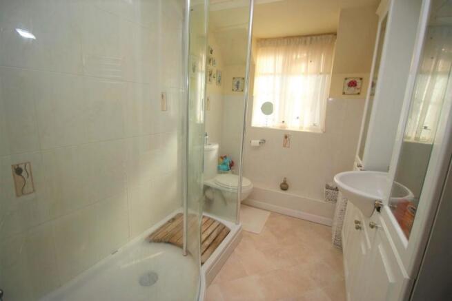4 Spring Close Upper Basildon (17).JPG