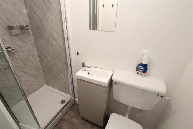 4 bed House to rent Image 5