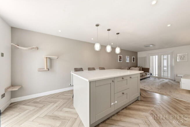 4 bed Detached for sale Image 6