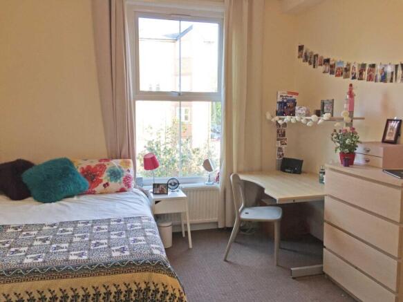 Bright, well-presented bedroom with a comfy dou...