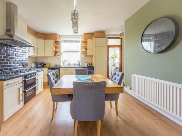 4 bed Semi-Detached for sale Image 6