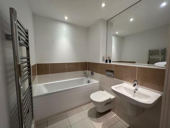 93 Bathroom.jpg