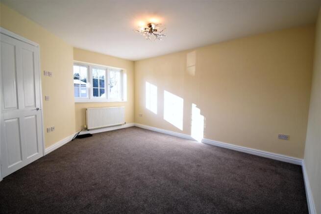 Common Road AVenue, South Kirkby (18)Living room