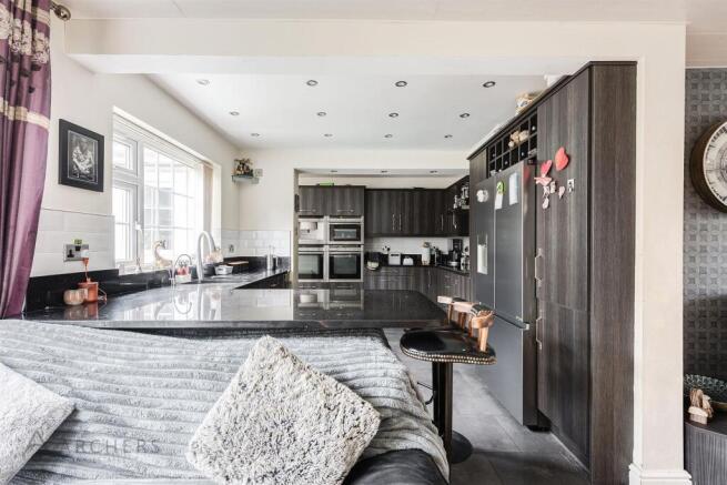 5 bed Semi-Detached for sale Image 6