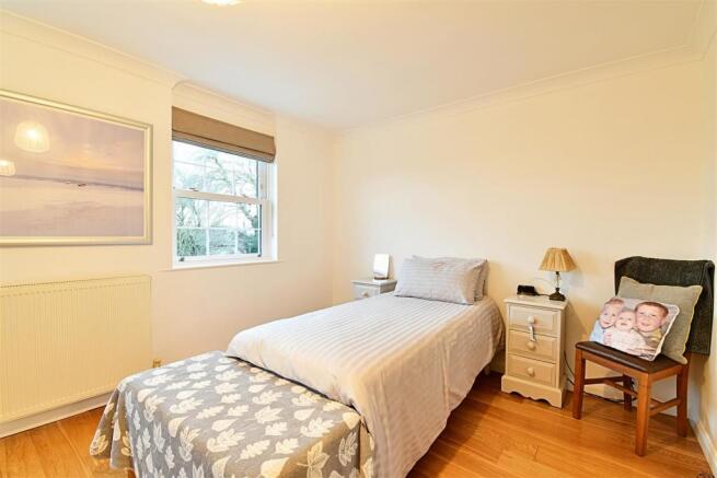 Bedroom 1_1.jpg