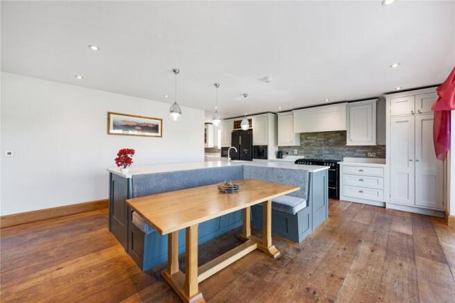 5 bed Detached for sale Image 12