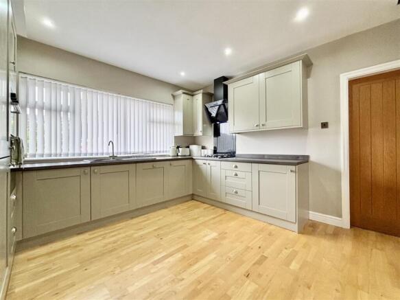 4 bed Detached Bungalow for sale Image 6