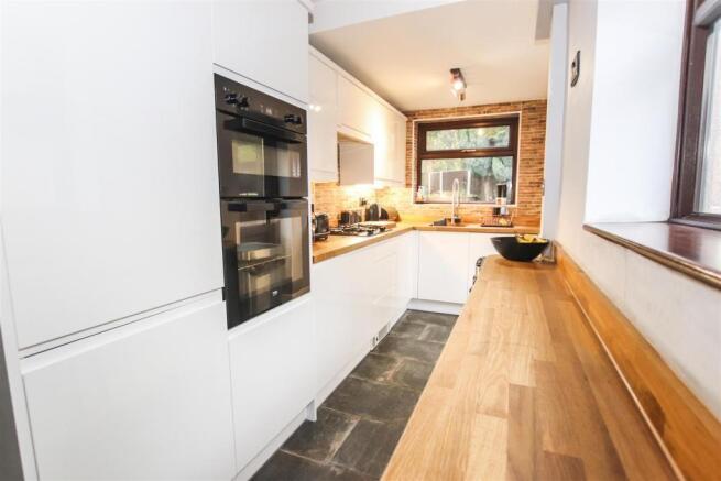 MODERN FITTED KITCHEN/DINER