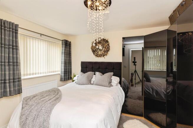 4 bed Detached for sale Image 11