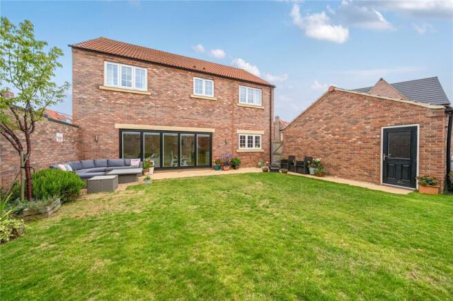 5 bed Detached for sale Image 8