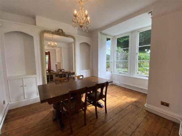 SITTING/DINING ROOM