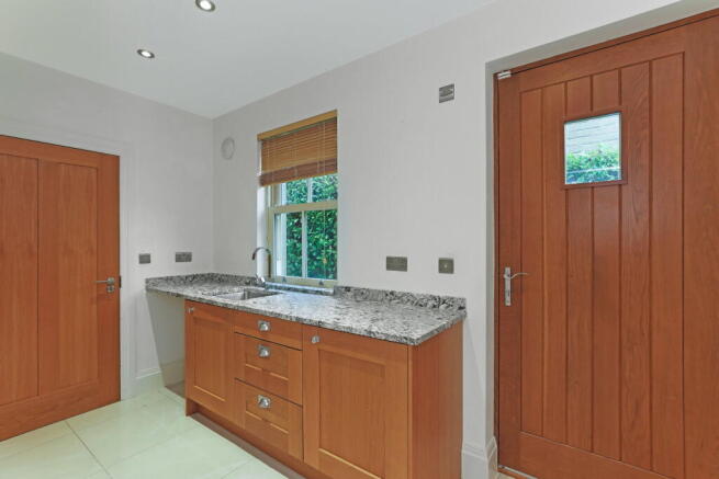 6 bed Detached for sale Image 11