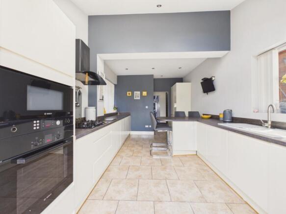 4 bed Semi-Detached for sale Image 6