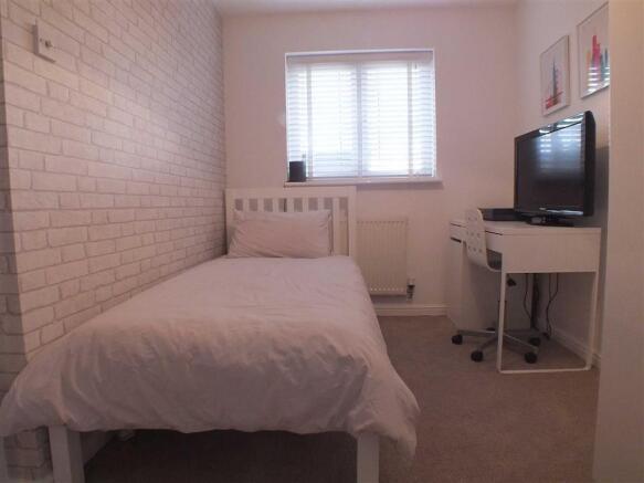 FRONT BEDROOM (4)