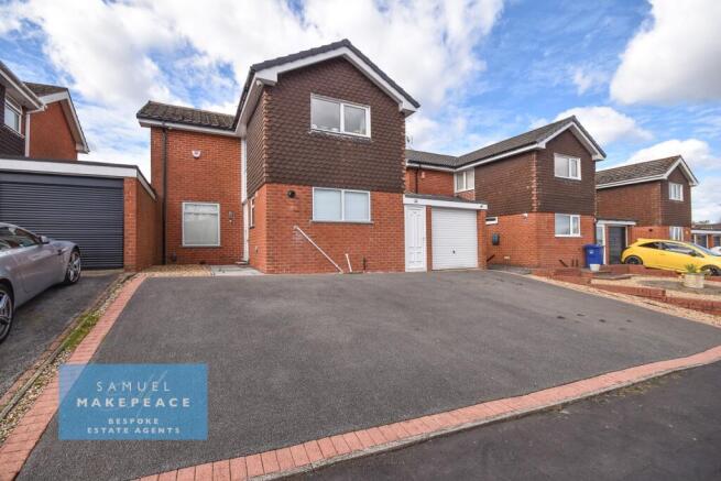 Gorgeous Three Bedroom Link Detached Property wit