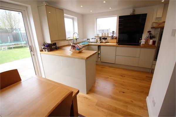 Kitchen/ Dining Roo