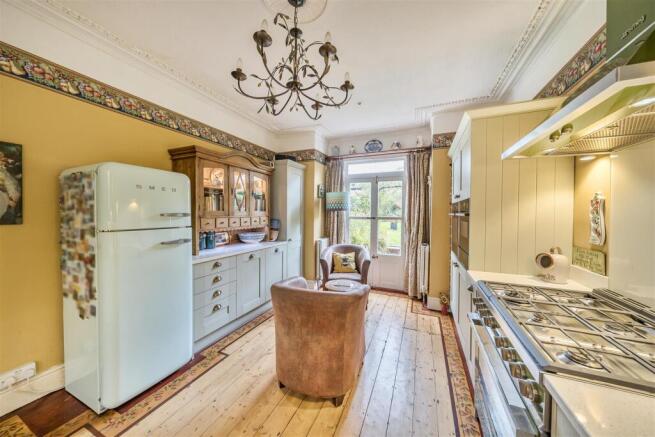 Kitchen 2.jpg