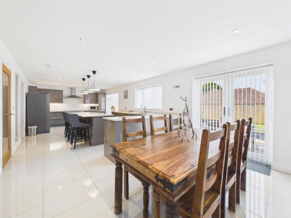 4 bed Detached for sale Image 11