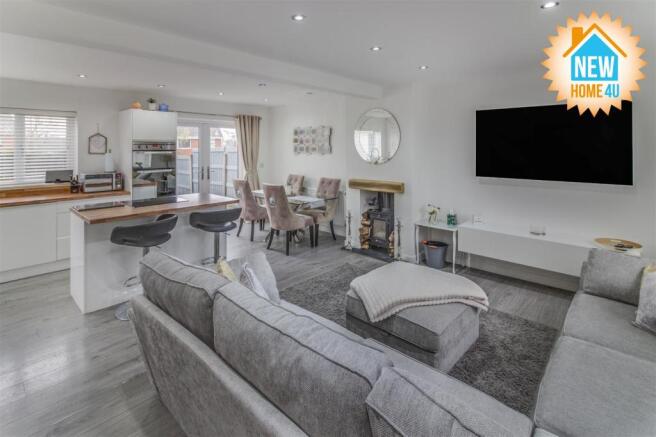 LIVING ROOM: