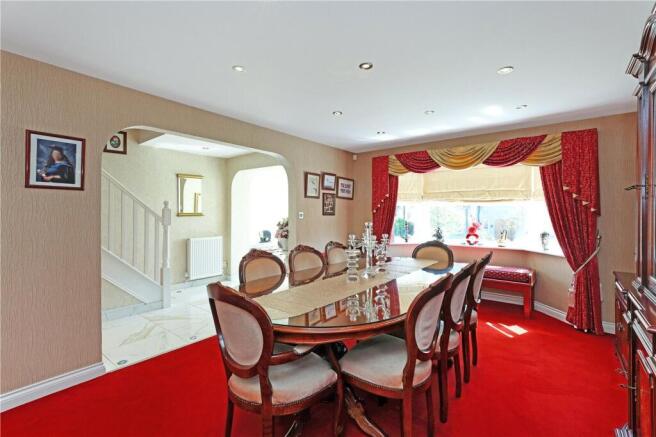 5 bed Detached for sale Image 8