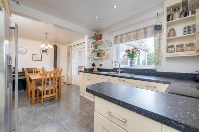 4 bed Detached for sale Image 3
