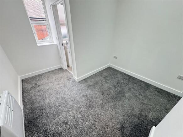 3 bed Apartment to rent Image 9