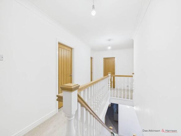 5 bed Detached for sale Image 9