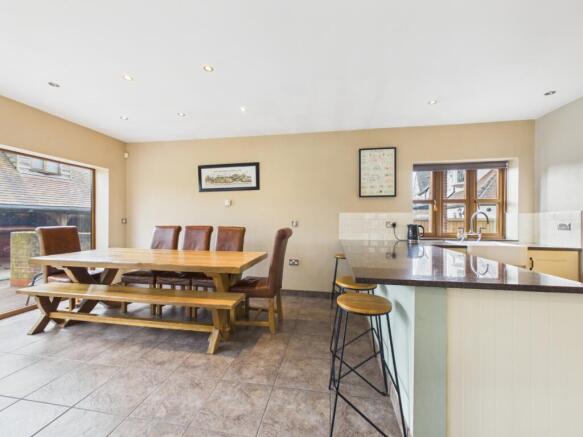 6 bed Detached for sale Image 7