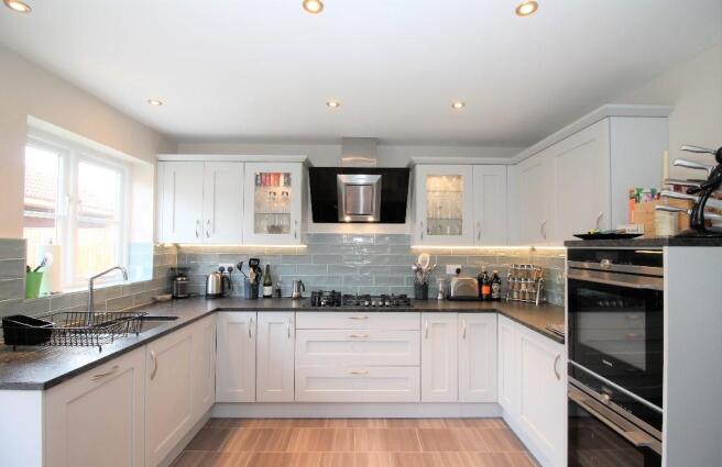 KITCHEN/BREAKFAST RM